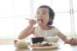 【完了期〜幼児期向け】知らないと損!こどもの噛むチカラを育てる秘訣とは?